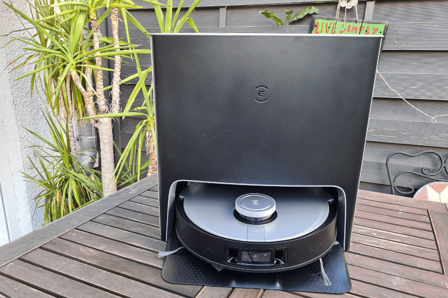 Die Wischsstation des ECOVACS DEEBOT X1 Turbo ist in der Nahaufnahme zu sehen